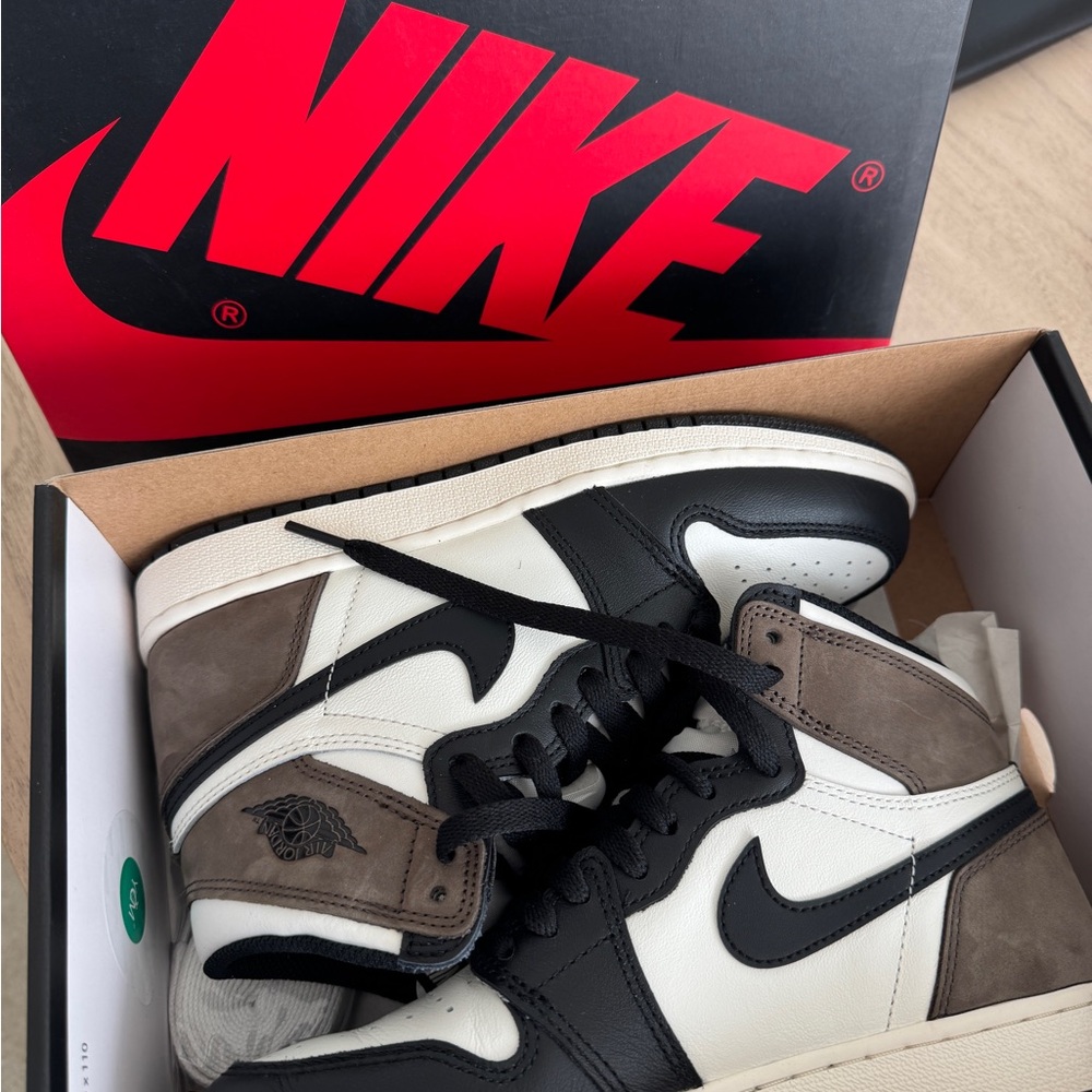 AIR JORDAN 1
RETRO HIGH DARK MOCHA